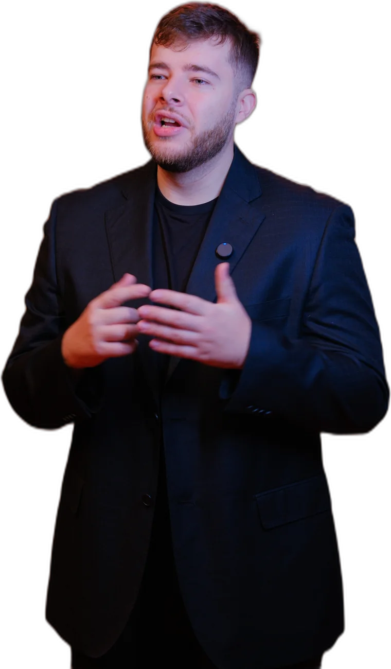 Rafael Aranha falando no palco